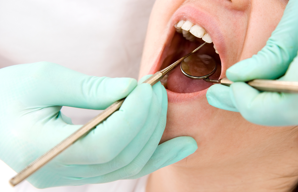 ทันตแพทย์กำลังตรวจและรักษาฟันแตก