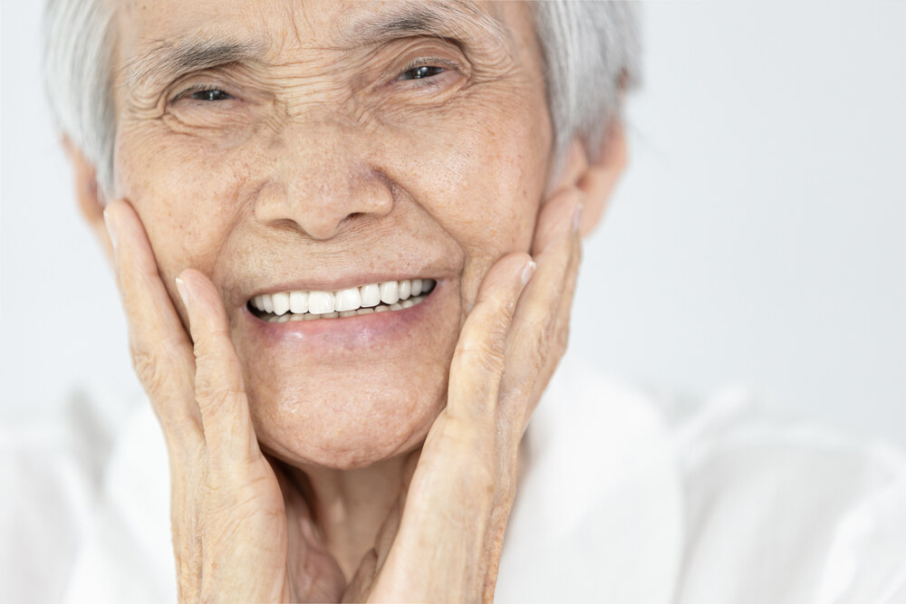 An elderly woman with a beautiful smile